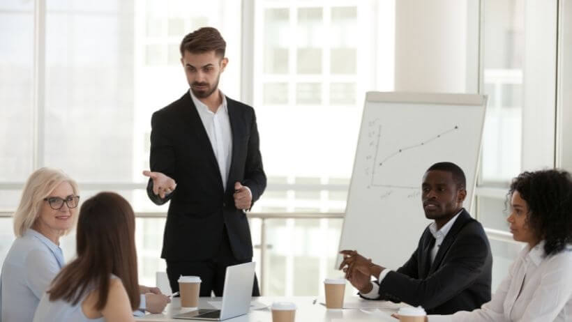 Des collaborateurs d'une entreprise de communication en réunion